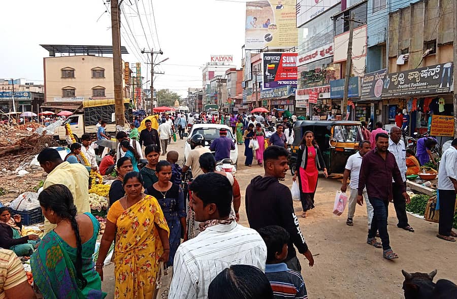 ಹಾಸನದ ಕಟ್ಟಿನಕೆರೆ ಮಾರುಕಟ್ಟೆಯಲ್ಲಿ ಯುಗಾದಿ ಹಬ್ಬದ ಹಿನ್ನೆಲೆಯಲ್ಲಿ ಶುಕ್ರವಾರ ಅಗತ್ಯ ವಸ್ತುಗಳನ್ನು ಖರೀದಿಸಿದ ಜನರು (ಎಡಚಿತ್ರ). ಹೂವು ಖರೀದಿಸುತ್ತಿರುವ ಗ್ರಾಹಕರು (ಮಧ್ಯೆ). ಚನ್ನರಾಯಪಟ್ಟಣದಲ್ಲಿ ಹಬ್ಬದ ಹಿನ್ನೆಲೆಯಲ್ಲಿ ಒಂದು ದಿನ ಮುಂಚಿತವಾಗಿ ಶುಕ್ರವಾರ ಸಂತೆ ನಡೆಯಿತು