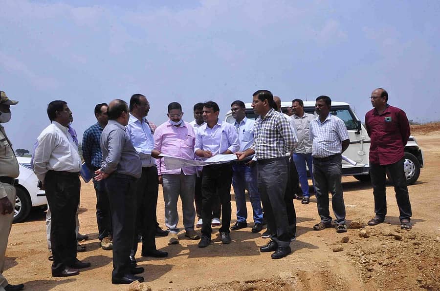 ಬೂವನಹಳ್ಳಿಯಲ್ಲಿ ವಿಮಾನ ನಿಲ್ದಾಣ ಕಾಮಗಾರಿಯನ್ನು ಲೋಕೋಪಯೋಗಿ ಇಲಾಖೆ ಹೆಚ್ಚುವರಿ ಮುಖ್ಯ ಕಾರ್ಯದರ್ಶಿ ಅನಿಲ್‌ ಕುಮಾರ್ ಪರಿಶೀಲಿಸಿದರು. ಜಿಲ್ಲಾಧಿಕಾರಿ ಆರ್.ಗಿರೀಶ್, ಜಿ.ಪಂ ಸಿಇಒ ಕಾಂತರಾಜ್, ಉಪವಿಭಾಗಾಧಿಕಾರಿ ಬಿ.ಎ.ಜಗದೀಶ್ ಇದ್ದಾರೆ
