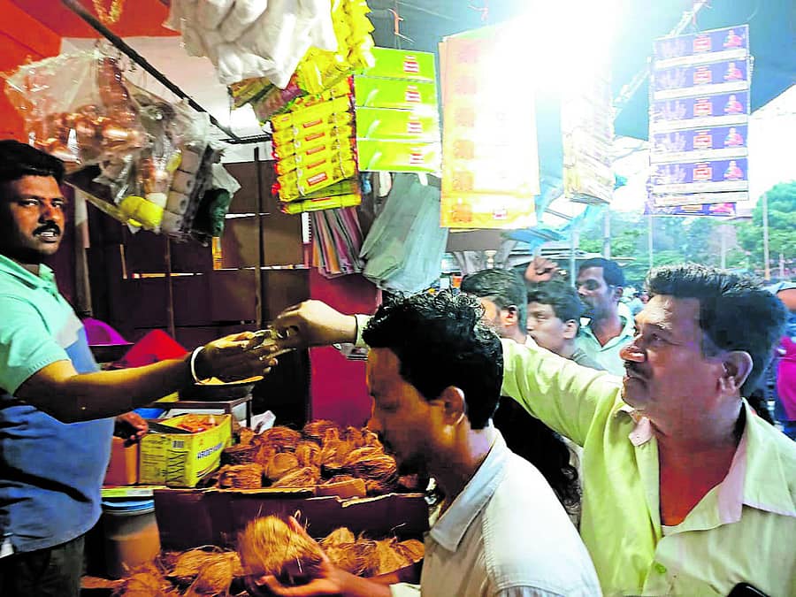 ಮಾಲೂರು ಪಟ್ಟಣದ ಮಾರುಕಟ್ಟೆಯಲ್ಲಿ ಹಬ್ಬದ ಸಾಮಗ್ರಿಗಳನ್ನು ಖರೀದಿಸುತ್ತಿರುವ ಗ್ರಾಹಕರು