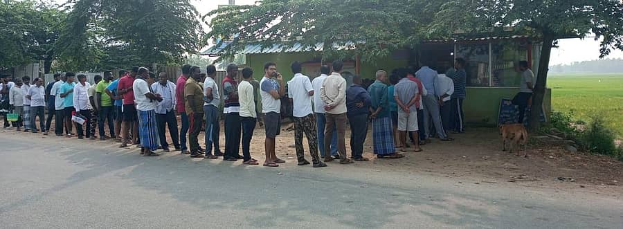 ಯುಗಾದಿ ವರ್ಷದ ತೊಡಕು ಅಂಗವಾಗಿ ಚಿಕ್ಕಮಂಡ್ಯದ ಮಾಂಸ ಅಂಗಡಿ ಮುಂದೆ ಭಾನುವಾರ ಬೆಳಿಗ್ಗೆಯೇ ಜನರು ಸಾಲುಗಟ್ಟಿ ನಿಂತಿದ್ದರು