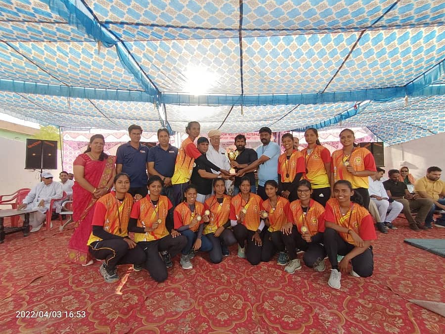 ಕಂಚು ಗೆದ್ದ ಕರ್ನಾಟಕ ಮಹಿಳೆಯರ ನೆಟ್ಬಾಲ್ ತಂಡಕ್ಕೆ ಒಲಿಂಪಿಯನ್ ಕುಸ್ತಿಪಟು ಯೋಗೇಶ್ವರ್ ದತ್ ಟ್ರೋಫಿ ವಿತರಿಸಿದರು. ಈ ವೇಳೆ ಎಡದಿಂದ (ನಿಂತವರು) ಹರಿಯಾಣದ ಹಿಸಾರ್ ಜಿಲ್ಲೆ ನೆಟ್ಬಾಲ್ ಸಂಸ್ಥೆಯ ಅಧ್ಯಕ್ಷೆ ಗೀತಾ, ಎನ್ಎಫ್ಐ ತಾಂತ್ರಿಕ ಸಮಿತಿ ಸಂಚಾಲಕ ಅಮಿತ್ ಅರೋರಾ, ಅಂಪೈರ್ ಮಂಡಳಿ ಸಂಚಾಲಕ ಅಶೋಕ್ ಕುಮಾರ್, ರಂಜಿತಾ ಬಿ. ರಾಜ್ (ನಾಯಕಿ), ಎನ್ಎಫ್ಐ ಪ್ರಧಾನ ಕಾರ್ಯದರ್ಶಿ ವಿಜೇಂದರ್ ಸಿಂಗ್, ಕರ್ನಾಟಕ ನೆಟ್ಬಾಲ್ ಸಂಸ್ಥೆಯ ಪ್ರಧಾನ ಕಾರ್ಯದರ್ಶಿ ಗಿರೀಶ್ ಸಿ, ಗಗನಾ ಕೆ. ಆರ್, ಸೃಷ್ಟಿ, ಸೋನಾಲಿ ಎಲ್. (ಕುಳಿತವರು) ದೀಕ್ಷಾಂಜಲಿ, ಮೇಘನಾ, ಪ್ರಿಯಾಂಕಾ, ಸ್ವಾತಿ, ಮಹಾಲಕ್ಷ್ಮಿ, ಮಹೇಶ್ವರಿ, ಶಿವಲೀಲಾ (ಉಪನಾಯಕಿ) ಮತ್ತು ಸುರಭಿ ಬಿ.ಆರ್. ಇದ್ದರು.