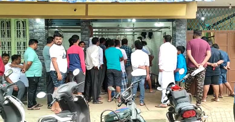 ಮಟನ್ ಸ್ಟಾಲ್ಗಳ ಮುಂದೆ ಜನರ ಸಾಲು