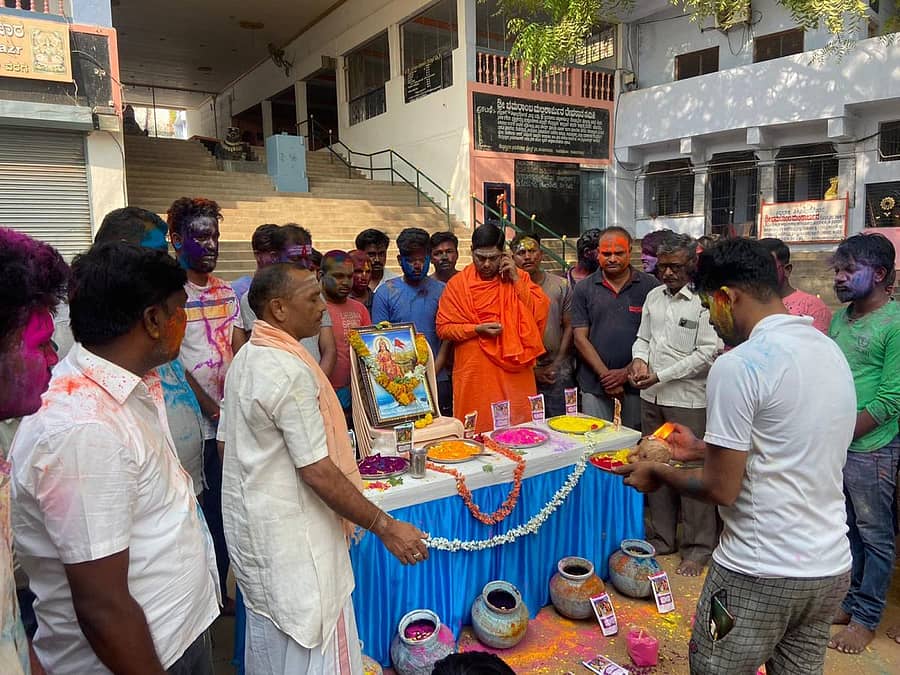 ಮಸ್ಕಿಯಲ್ಲಿ ಭಾನುವಾರ ಓಕಳಿ ಆಚರಣೆಗೆ ಗಚ್ಚಿನಮಠದ ವರರುದ್ರಮುನಿ ಸ್ವಾಮೀಜಿ ಚಾಲನೆ ನೀಡಿದರು