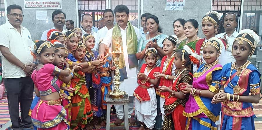 ಶಿಕಾರಿಪುರದ ಹುಚ್ಚರಾಯಸ್ವಾಮಿ ದೇವಸ್ಥಾನದಲ್ಲಿ ಯುಗಾದಿ ಹಬ್ಬದ ಪ್ರಯುಕ್ತ ಮುಜರಾಯಿ ಇಲಾಖೆ ಶನಿವಾರ ಆಯೋಜಿಸಿದ್ದ ಧಾರ್ಮಿಕ ದಿನಾಚರಣೆ ಕಾರ್ಯಕ್ರಮವನ್ನು ಸಂಸದ ಬಿ.ವೈ. ರಾಘವೇಂದ್ರ ಉದ್ಘಾಟಿಸಿದರು.