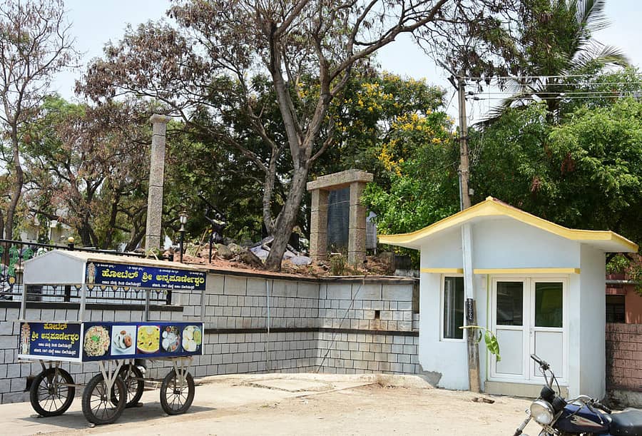 ವಿದ್ಯುತ್ ಕಂಬ ಸೇರಿಸಿ ನಿರ್ಮಿಸಿರುವ ಚಿತ್ರದುರ್ಗದ ಒನಕೆ ಓಬವ್ವ ವೃತ್ತದ ಪಕ್ಕದಲ್ಲಿನ ಸಂಗೀತ ಕಾರಂಜಿ ನಿಯಂತ್ರಣ ಕಟ್ಟಡ. (ಚಿತ್ರ; ವಿ.ಚಂದ್ರಪ್ಪ)