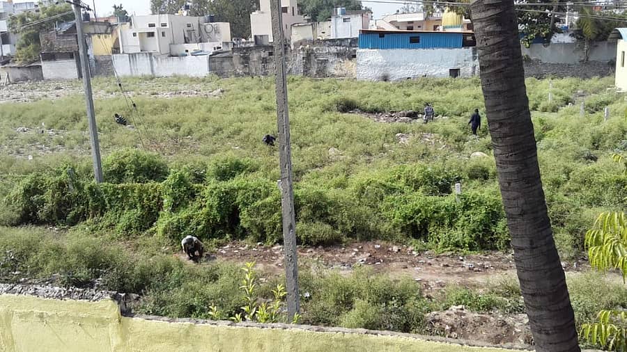 ರಾಯಚೂರಿನ ಮಧ್ಯೆಭಾಗ ಗಾಜಗಾರಪೇಟೆಗೆ ಹೊಂದಿಕೊಂಡ ಜಾಗವೊಂದು ಬಯಲು ಬಹಿರ್ದೆಸೆ ತಾಣವಾಗಿರುವುದು