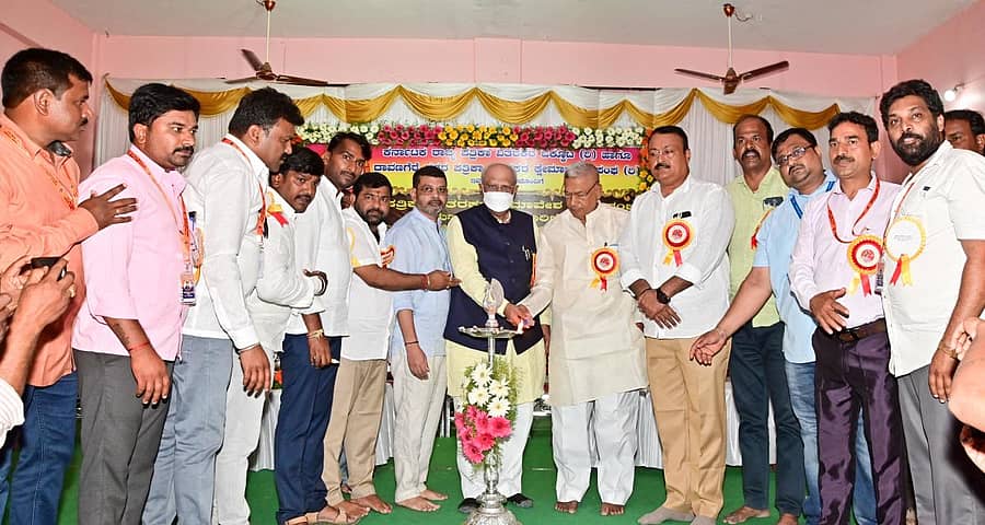 ದಾವಣಗೆರೆಯ ಚೌಡೇಶ್ವರಿ ದೇವಸ್ಥಾನದ ಆವರಣದಲ್ಲಿ ಕರ್ನಾಟಕ ರಾಜ್ಯ ಪತ್ರಿಕಾ ವಿತರಕರ ಒಕ್ಕೂಟ ಹಾಗೂ ದಾವಣಗೆರೆ ನಗರ ಪತ್ರಿಕಾ ವಿತರಕರ ಕ್ಷೇಮಾಭಿವೃದ್ದಿ ಸಂಘ ಆಯೋಜಿಸಿದ್ದ ಪತ್ರಿಕಾ ವಿತರಕ ಸಮಾವೇಶ ಸಮಾರಂಭ ಮತ್ತು ಕಾರ್ಯಕಾರಿಣಿಯನ್ನು ಸಂಸದ ಜಿ.ಎಂ. ಸಿದ್ದೇಶ್ವರ ಮತ್ತು ಶಾಸಕ ಎಸ್.ಎ. ರವೀಂದ್ರನಾಥ ಉದ್ಘಾಟಿಸಿದರು