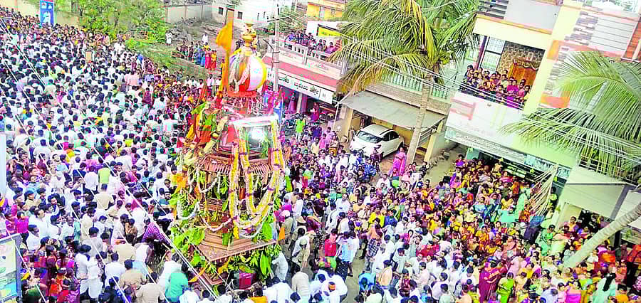 ತುರ್ವಿಹಾಳ ಪಟ್ಟಣದಲ್ಲಿ ಶಂಕರಲಿಂಗೇಶ್ವರ ದೇವರ ರಥೋತ್ಸವ ಸಂಭ್ರಮದಿಂದ ಜರುಗಿತು