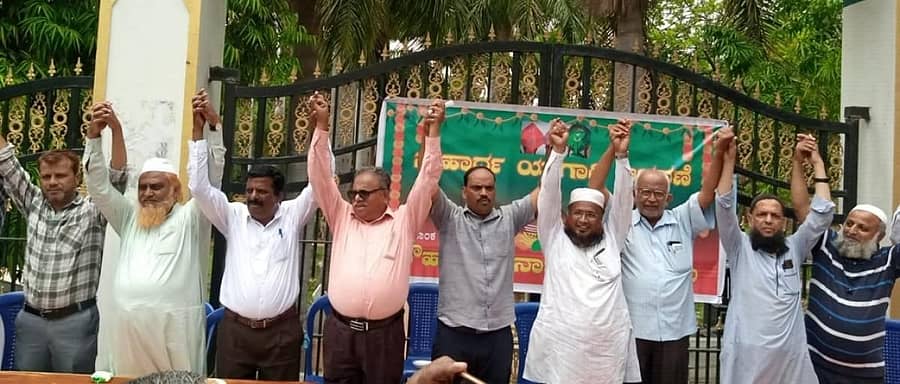 ಮೈಸೂರಿನಲ್ಲಿ ಶನಿವಾರ ಸೌಹಾರ್ದ ಯುಗಾದಿ ಆಚರಣೆ ವೇಳೆ ಹಿಂದೂ ಹಾಗೂ ಮುಸ್ಲಿಂ ಮುಖಂಡರು ಕೈ ಜೋಡಿಸಿದ ಕ್ಷಣ. ಖಲೀಂ, ಅಮಾನುಲ್ಲಾ ಷರೀಫ್, ಡಿಎಸ್ಎಸ್ನ ಶಂಬಯ್ಯ, ಕೆ.ಬಸವರಾಜು, ಸೌರ್ಹಾದ ಕರ್ನಾಟಕ ಮೈಸೂರು ವೇದಿಕೆಯ ಜಗದೀಶ್ ಸೂರ್ಯ, ಅಪ್ಸರ್, ಲ.ಜಗನ್ನಾಥ್, ಇಸ್ಮಾಯಿಲ್, ಮೆಹಬೂಬ್ ಪಾಷಾ ಇದ್ದಾರೆ