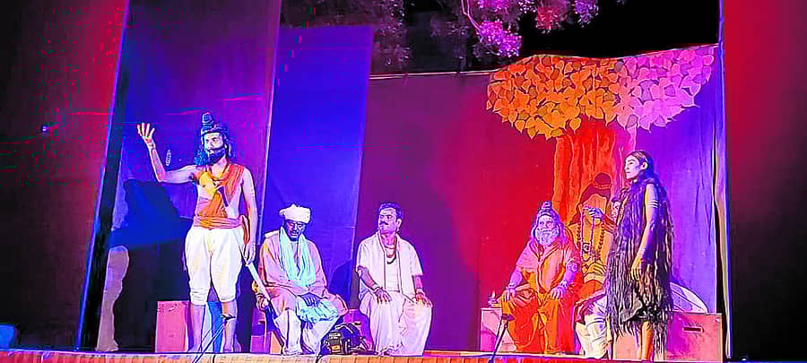 ಜೇವರ್ಗಿಯಲ್ಲಿ ಚಿತ್ರದುರ್ಗದ ಜಮುರಾ ಕಲಾಲೋಕ ತಂಡದ ಸದಸ್ಯರಿಂದ ಶುಕ್ರವಾರ ಅವಿರಳಜ್ಞಾನಿ ಚನ್ನಬಸವಣ್ಣ ನಾಟಕ ಪ್ರದರ್ಶನ ನಡೆಯಿತು