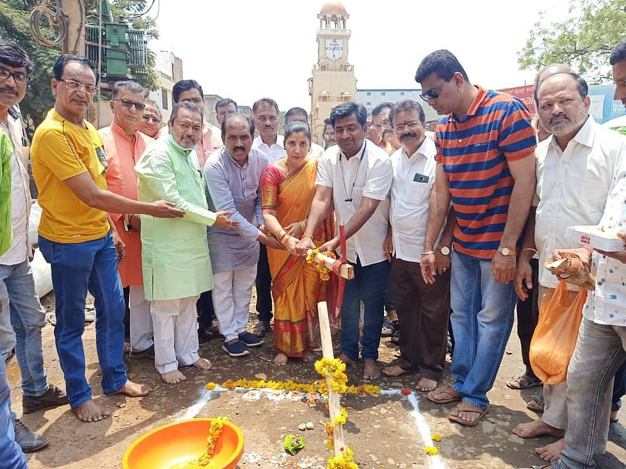 ಹುಬ್ಬಳ್ಳಿಯ ಪೂರ್ವ ವಿಧಾನಸಭಾ ಕ್ಷೇತ್ರದ ವಿವಿಧೆಡೆ ₹1.19 ಕೋಟಿ ವೆಚ್ಚದಲ್ಲಿ ಅಭಿವೃದ್ಧಿ ಕಾಮಗಾರಿಗಳಿಗೆ ಶಾಸಕ ಪ್ರಸಾದ ಅಬ್ಬಯ್ಯ ಭೂಮಿಪೂಜೆ ನೆರವೇರಿಸಿದರು