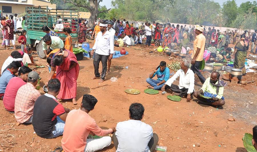 ಭೂಮಿಸಿದ್ದೇಶ್ವರ ದೇವಾಲಯದ ಆವರಣದಲ್ಲಿ ಅಡುಗೆ ತಯಾರಿಸಿ ಸೇವಿಸಿದ ಭಕ್ತರು