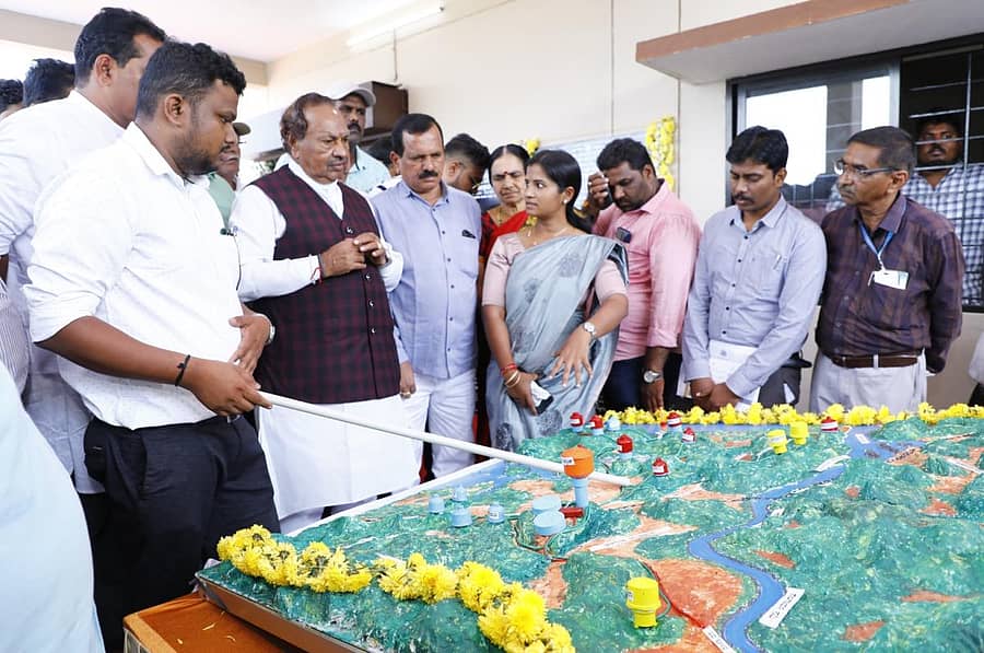 ಬಳಲೆಯಲ್ಲಿ ನಿರ್ಮಿಸಲಾದ ಬಹುಗ್ರಾಮ ಕುಡಿಯುವ ನೀರು ಯೋಜನೆ ಕಾಮಗಾರಿಯನ್ನು ಸೋಮವಾರ ಉದ್ಘಾಟಿಸಿದ ಸಚಿವ ಕೆ.ಎಸ್.ಈಶ್ವರಪ್ಪ, ಮಾದರಿಯ ಮೂಲಕ ಯೋಜನೆಯ ವ್ಯಾಪ್ತಿಯ ಮಾಹಿತಿಯನ್ನು ಪಡೆದುಕೊಂಡರು. ಶಾಸಕ ದಿನಕರ ಶೆಟ್ಟಿ, ಜಿ.ಪಂ. ಸಿ.ಇ.ಒ ಎಂ.ಪ್ರಿಯಾಂಗಾ ಇದ್ದಾರೆ.
