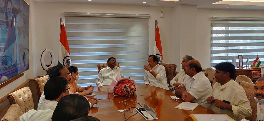 ಗೊಂಡ ಸಮುದಾಯಕ್ಕೆ ಎಸ್.ಟಿ. ಗೊಂಡ ಪರ್ಯಾಯ ಪದವಾಗಿ ಪರಿಗಣಿಸಬೇಕು ಎಂದು ನವದೆಹಲಿಯಲ್ಲಿ ಕೇಂದ್ರ ಬುಡಕಟ್ಟು ವ್ಯವಹಾರಗಳ ಸಚಿವ ಅರ್ಜುನ ಮುಂಡಾ ಅವರಿಗೆ ಕೇಂದ್ರ ರಾಸಾಯನಿಕ ಹಾಗೂ ರಸಗೊಬ್ಬರ ಖಾತೆ ರಾಜ್ಯ ಸಚಿವ ಭಗವಂತ ಖೂಬಾ ನೇತೃತ್ವದ ಬೀದರ್ ಜಿಲ್ಲೆಯ ನಿಯೋಗ ಮನವಿ ಮಾಡಿತು