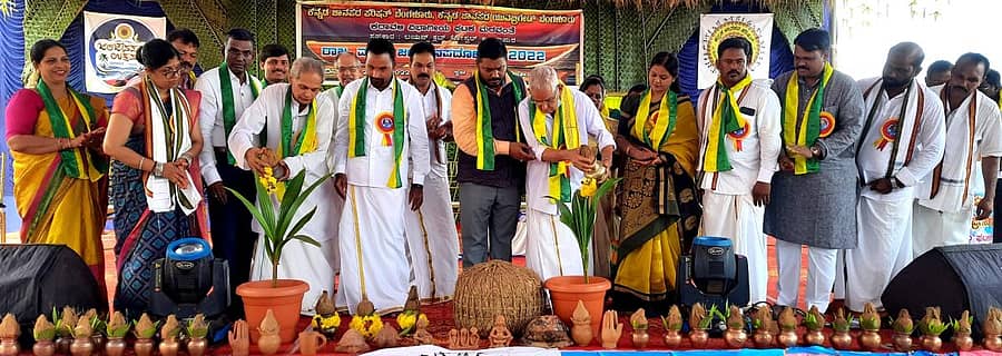 ಮರವಂತೆ ಕಡಲ ಕಿನಾರೆಯಲ್ಲಿ ಭಾನುವಾರ ನಡೆದ ರಾಜ್ಯ ಮಟ್ಟದ ಜಲ ಜಾನಪದೋತ್ಸವನ್ನು ಬಸ್ರೂರು ಮಹಾಲಿಂಗೇಶ್ವರ ದೇವಸ್ಥಾನದ ಆಡಳಿತ ಧರ್ಮದರ್ಶಿ ಬಿ. ಅಪ್ಪಣ್ಣ ಹೆಗ್ಡೆ ಉದ್ಘಾಟಿಸಿದರು. ಗೋವಿಂದ ಬಾಬು ಪೂಜಾರಿ, ಡಾ.ಎಸ್. ಬಾಲಾಜಿ, ಪ್ರೊ.ಕನರಾಡಿ ವಾದಿರಾಜ ಭಟ್, ಡಾ.ಭಾರತಿ ಮರವಂತೆ ಇದ್ದರು.