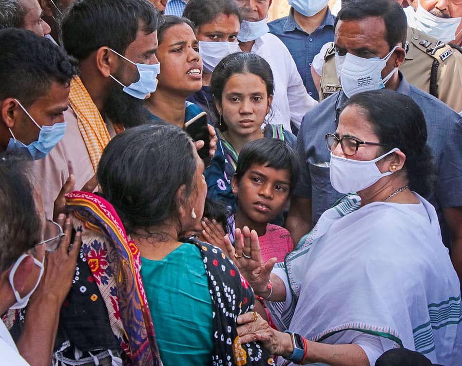 ಬೋಗ್ತುಇ ಗ್ರಾಮದಲ್ಲಿ ಮೃತರ ಕುಟುಂಬಗಳ ಸದಸ್ಯರೊಂದಿಗೆ ಮುಖ್ಯಮಂತ್ರಿ ಮಮತಾ ಬ್ಯಾನರ್ಜಿ ಅವರು ಮಾತುಕತೆ ನಡೆಸಿದರು –ಪಿಟಿಐ ಚಿತ್ರ