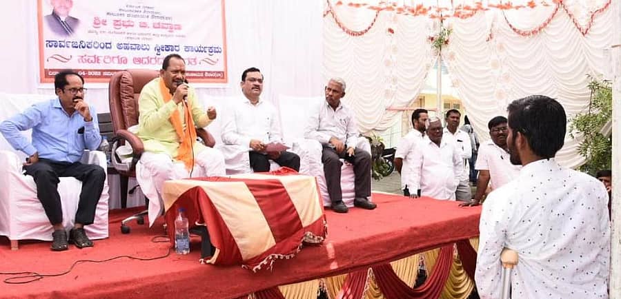 ಪಶು ಸಂಗೋಪನೆ ಸಚಿವ ಪ್ರಭು ಚವಾಣ್ ಸೋಮವಾರ ಔರಾದ್ ಪಟ್ಟಣದಲ್ಲಿ ಅಂಗವಿಕಲರೊಬ್ಬರ ಸಮಸ್ಯೆ ಆಲಿಸಿದರು