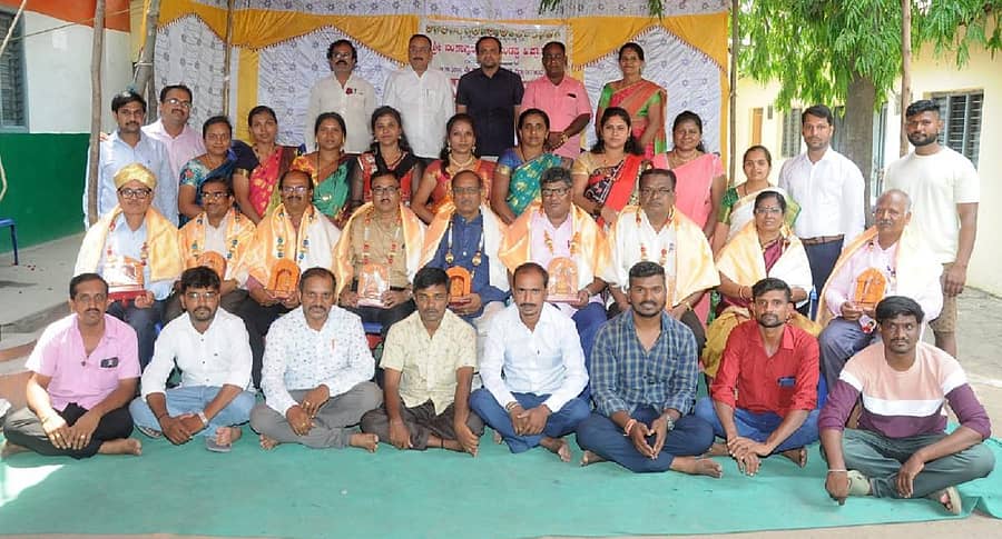 ದಾವಣಗೆರೆ ಬಂಕಾಪುರದ ನಂಜುಂಡಪ್ಪ ಹಿರಿಯ ಪ್ರಾಥಮಿಕ ಶಾಲೆಯಲ್ಲಿ ಹಳೆಯ ವಿದ್ಯಾರ್ಥಿಗಳಿಂದ ಶಿಕ್ಷಕರಿಗೆ ಸನ್ಮಾನ ಹಾಗೂ ನಿವೃತ್ತ ಶಿಕ್ಷಕರಾದ ಜಿ.ವಿ. ಮಂಜಪ್ಪ ಅವರಿಗೆ ಬೀಳ್ಕೊಡುಗೆ ನಡೆಯಿತು