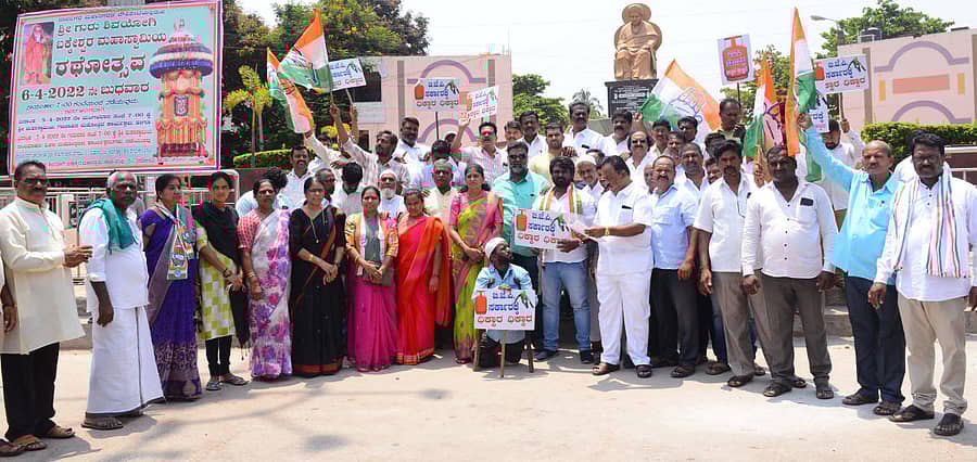 ಪೆಟ್ರೋಲ್, ಡಿಸೇಲ್, ಅಡುಗೆ ಅನಿಲ ಬೆಲೆ ಏರಿಕೆ ಖಂಡಿಸಿ ದಾವಣಗೆರೆ ಜಿಲ್ಲಾ ಕಾಂಗ್ರೆಸ್ನಿಂದ ಸೋಮವಾರ ನಗರದ ಜಯದೇವ ವೃತ್ತದಲ್ಲಿ ಪ್ರತಿಭಟಿಸಲಾಯಿತು.