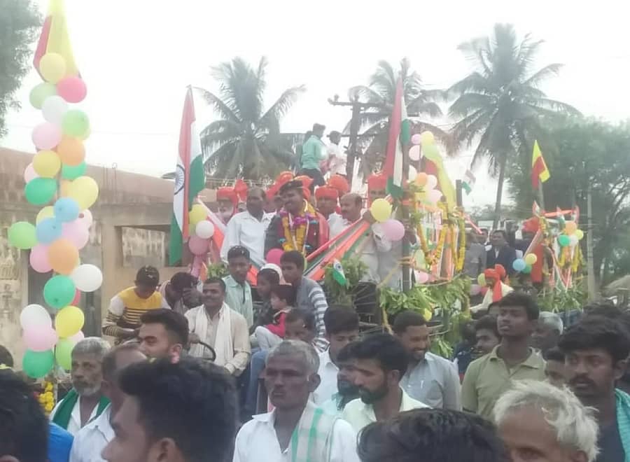 ಸೇನೆಯಲ್ಲಿ 16 ವರ್ಷ ಸೇವೆ ಸಲ್ಲಿಸಿ ನಿವೃತ್ತರಾಗಿ ಸ್ವಗ್ರಾಮಕ್ಕೆ ಮರಳಿದ ಹುಬ್ಬಳ್ಳಿ ತಾಲ್ಲೂಕಿನ ಬ್ಯಾಹಟ್ಟಿ ಗ್ರಾಮದ ದ್ಯಾಮಣ್ಣ ಹನುಮಂತಪ್ಪ ವಿಟ್ಟಣ್ಣವರ ಅವರಿಗೆ ಗ್ರಾಮಸ್ಥರು ಅದ್ಧೂರಿಯಾಗಿ ಮೆರವಣಿಗೆ ಮಾಡಿ ಸ್ವಾಗತಿಸಿದರು