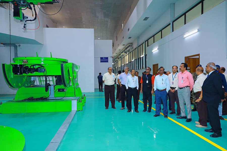 ಗಗನಯಾನಕ್ಕಾಗಿ ಎಚ್‌ಎಎಲ್ ಅಭಿವೃದ್ಧಿಪಡಿಸಿದ ಯಂತ್ರಾಂಶ ವೀಕ್ಷಿಸುತ್ತಿರುವ ಇಸ್ರೋ ಅಧ್ಯಕ್ಷ ಎಸ್‌.ಸೋಮನಾಥ್ ಮತ್ತು ಇತರ ಅಧಿಕಾರಿಗಳು ಇದ್ದರು