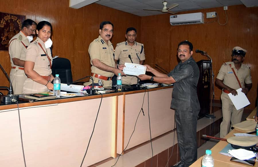 ಉದ್ಯಮಿ ಆರ್.ಎನ್.ನಾಯಕ ಕೊಲೆ ಪ್ರಕರಣದಲ್ಲಿ ಯಶಸ್ವಿಯಾಗಿ ತನಿಖೆ ನಡೆಸಿದ ಪೊಲೀಸ್ ಇಲಾಖೆಯ ಸಿಬ್ಬಂದಿಗೆ ಎ.ಡಿ.ಜಿ.ಪಿ ಪ್ರತಾಪ್ ರೆಡ್ಡಿ ಕಾರವಾರದಲ್ಲಿ ಮಂಗಳವಾರ ಪ್ರಶಂಶಾ ಪತ್ರವನ್ನು ನೀಡಿದರು. ಪಶ್ಚಿಮ ವಲಯ ಐ.ಜಿ.ಪಿ ದೇವಜ್ಯೋತಿ ರಾಯ್, ಎಸ್.ಪಿ ಡಾ.ಸುಮನ್ ಪೆನ್ನೇಕರ್, ಎ.ಎಸ್.ಪಿ ಎಸ್.ಬದರಿನಾಥ್ ಇದ್ದಾರೆ