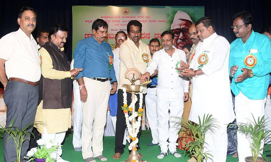 ಬೀದರ್ನ ಜಿಲ್ಲಾ ರಂಗ ಮಂದಿರದಲ್ಲಿ ಜಿಲ್ಲಾಡಳಿತದ ವತಿಯಿಂದ ಆಯೋಜಿಸಿದ್ದ ಡಾ.ಬಾಬು ಜಗಜೀವನರಾಂ ಜಯಂತಿ ಆಚರಣೆ ಕಾರ್ಯಕ್ರಮವನ್ನು ಶಾಸಕ ರಹೀಂ ಖಾನ್ ಉದ್ಘಾಟಿಸಿದರು