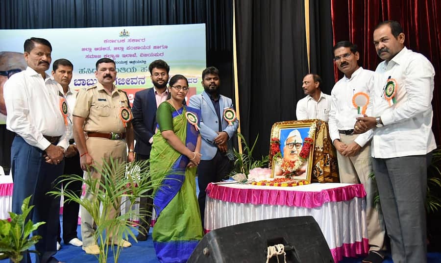 ವಿಜಯಪುರ ನಗರದ ಕಂದಗಲ್ ಹನುಮಂತರಾಯ ರಂಗಮಂದಿರದಲ್ಲಿ ಜಿಲ್ಲಾಡಳಿತ ಹಾಗೂ ಸಮಾಜ ಕಲ್ಯಾಣ ಇಲಾಖೆಗಳ ಸಹಯೋಗದಲ್ಲಿ ಆಯೋಜಿಸಲಾಗಿದ್ದ ಡಾ. ಬಾಬು ಜಗಜೀವನ ರಾಂ ಅವರ 115 ನೇ ಜಯಂತಿಯಲ್ಲಿ ಗಣ್ಯರು ಭಾವಚಿತ್ರಕ್ಕೆ ನಮನ ಸಲ್ಲಿಸಿದರು