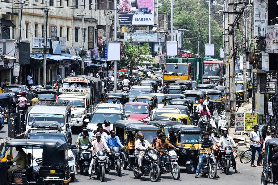 ಕಲಬುರಗಿಯ ಸರ್ದಾರ್ ವಲ್ಲಭಭಾಯಿ ಪಟೇಲ್ ವೃತ್ತದಲ್ಲಿ ಮಂಗಳವಾರ ಮಧ್ಯಾಹ್ನ ಉರಿಬಿಸಿನಲ್ಲೇ ಟ್ರಾಫಿಕ್ ಸಿಗ್ನಲ್ನಲ್ಲಿ ಕಾಯುತ್ತ ನಿಂತ ವಾಹನ ಸವಾರರು /ಪ್ರಜಾವಾಣಿ ಚಿತ್ರ