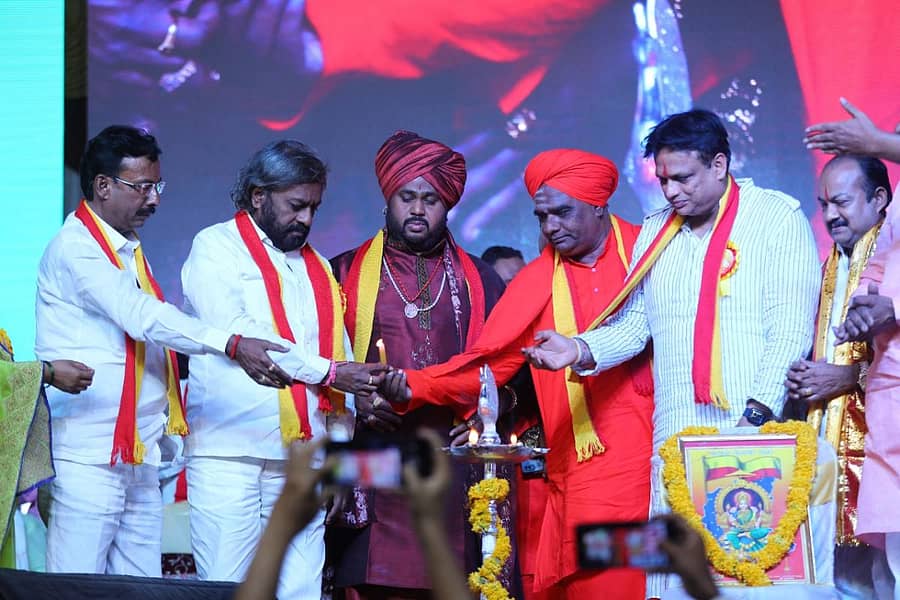 ಕರ್ನಾಟಕ ರಕ್ಷಣಾ ವೇದಿಕೆ ತಾಲ್ಲೂಕು ಘಟಕದ ವತಿಯಿಂದ ಜೇರ್ವಗಿಯಲ್ಲಿ ಸೋಮವಾರ ಆಯೋಜಿಸಿದ್ದ ಯುಗಾದಿ ಉತ್ಸವವನ್ನು ಶಾಸಕ ಈಶ್ವರ ಖಂಡ್ರೆ ಉದ್ಘಾಟಿಸಿದರು. ಶಾಸಕ ಅಜಯ್ ಸಿಂಗ್, ಮುರುಘರಾಜೇಂದ್ರ ಶ್ರೀ ಇದ್ದರು