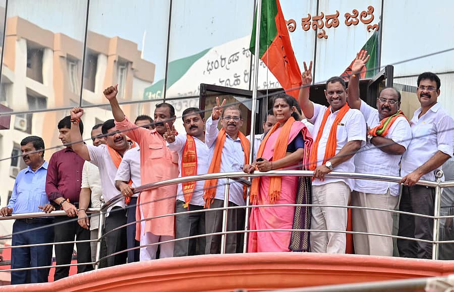 ಬಿಜೆಪಿ ಸಂಸ್ಥಾಪನಾ ದಿನದ ಅಂಗವಾಗಿ ಮಂಗಳೂರಿನ ಕೊಡಿಯಾಲ್‌ಬೈಲ್‌ನ ಬಿಜೆಪಿ ಕಚೇರಿಯಲ್ಲಿ ಮೋನಪ್ಪ ಭಂಡಾರಿ ಧ್ವಜಾರೋಹಣ ಮಾಡಿದರು. ಸುದರ್ಶನ ಮೂಡುಬಿದಿರೆ, ರಾಜೇಶ್‌ ಕಾವೇರಿ, ಮೇಯರ್‌ ಪ್ರೇಮಾನಂದ ಶೆಟ್ಟಿ, ಶಾಸಕ ಡಿ. ವೇದವ್ಯಾಸ ಕಾಮತ್‌, ಬಿಜೆಪಿ ಮುಖಂಡರಾದ ಉದಯ್‌ ಕುಮಾರ್‌, ಭಾರತೀಶ್‌ ಜಿ.ಬಿ, ಕಸ್ತೂರಿ ಪಂಜ ಇದ್ದರು. ಪ್ರಜಾವಾಣಿ ಚಿತ್ರ