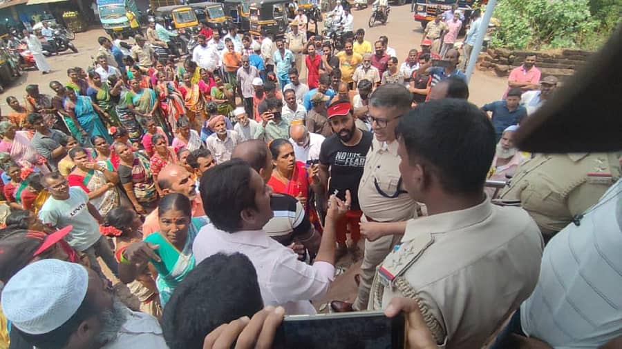 ಭಟ್ಕಳದ ಹಳೇ ಬಸ್ ನಿಲ್ದಾಣದಲ್ಲಿರುವ ಮೀನು ಮಾರುಕಟ್ಟೆಯ ಒಳಗೆ ಕೋಳಿ ಹಾಗೂ ಮೀನಿನ ತ್ಯಾಜ್ಯ ಎಸೆದಿರುವುದನ್ನು ವಿರೋಧಿಸಿ ಪುರಸಭೆ ಎದುರು ಮಂಗಳವಾರ ಪ್ರತಿಭಟನೆ ನಡೆಸಲಾಯಿತು 