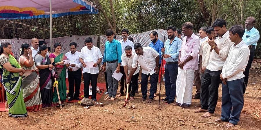 ಬಜಾಲ್ ಪರಿಸರದಲ್ಲಿ ₹4.60 ಕೋಟಿ ವೆಚ್ಚದ ಮೇಲ್ಮಟ್ಟದ ಜಲಸಂಗ್ರಹಾಗಾರಕ್ಕೆ ಶಾಸಕ ವೇದವ್ಯಾಸ ಕಾಮತ್ ಭೂಮಿಪೂಜೆ ನೆರವೇರಿಸಿದರು.