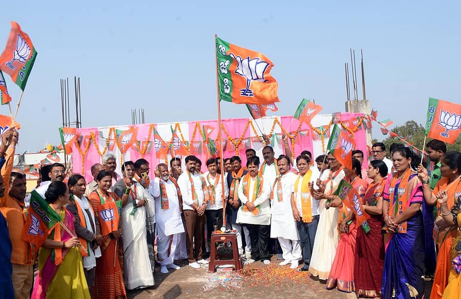 ಬೀದರ್‌ನ ಬಿಜೆಪಿ ಜಿಲ್ಲಾ ಘಟಕದ ಕಚೇರಿ ಆವರಣದಲ್ಲಿ ಬಿಜೆಪಿಯ 42ನೇ ಸಂಸ್ಥಾಪನಾ ದಿನ ಆಚರಿಸಲಾಯಿತು. ಲುಂಬಿಣಿ ಗೌತಮ, ಬಾಬುಸಿಂಗ್, ಹಣಮಂತ ಬುಳ್ಳಾ, ಹರಿಹಂತ, ಶಿವಾನಂದ ಮಂಠಾಳಕರ್, ಬಾಬು ವಾಲಿ, ಗುರುನಾಥ ಜಾಂತಿಕರ್, ಬಸವರಾಜ ಜೋಜನಾ ಇದ್ದಾರೆ