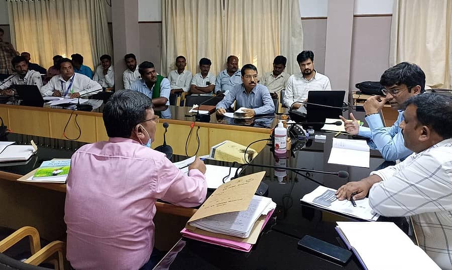 ಕಲಬುರಗಿಯಲ್ಲಿ ಜಿಲ್ಲಾಧಿಕಾರಿ ಯಶವಂತ ಗುರುಕರ್ ಅಧ್ಯಕ್ಷತೆಯಲ್ಲಿ ವಿಮಾ ಸಂಸ್ಥೆ, ಕೃಷಿ ಹಾಗೂ ಜಿಲ್ಲಾ ಲೀಡ್ ಬ್ಯಾಂಕ್ ಅಧಿಕಾರಿಗಳ ಸಭೆ ನಡೆಯಿತು