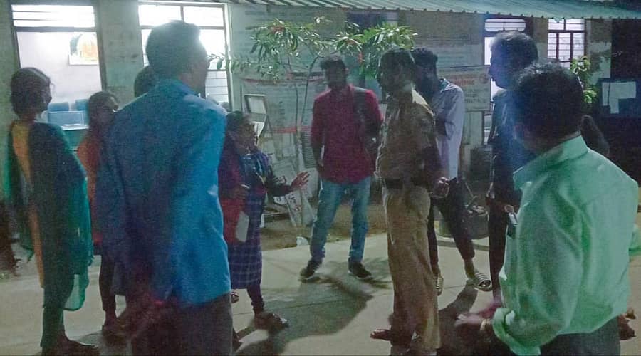 ಮೂಡಿಗೆರೆ ಕೆಎಸ್ಆರ್ಟಿಸಿ ಬಸ್ ಘಟಕದಲ್ಲಿ ಪ್ರಯಾಣಿಕರು ಈಚೆಗೆ ಅಧಿಕಾರಿಗೆ ಸಮಸ್ಯೆ ತೋಡಿಕೊಂಡರು.