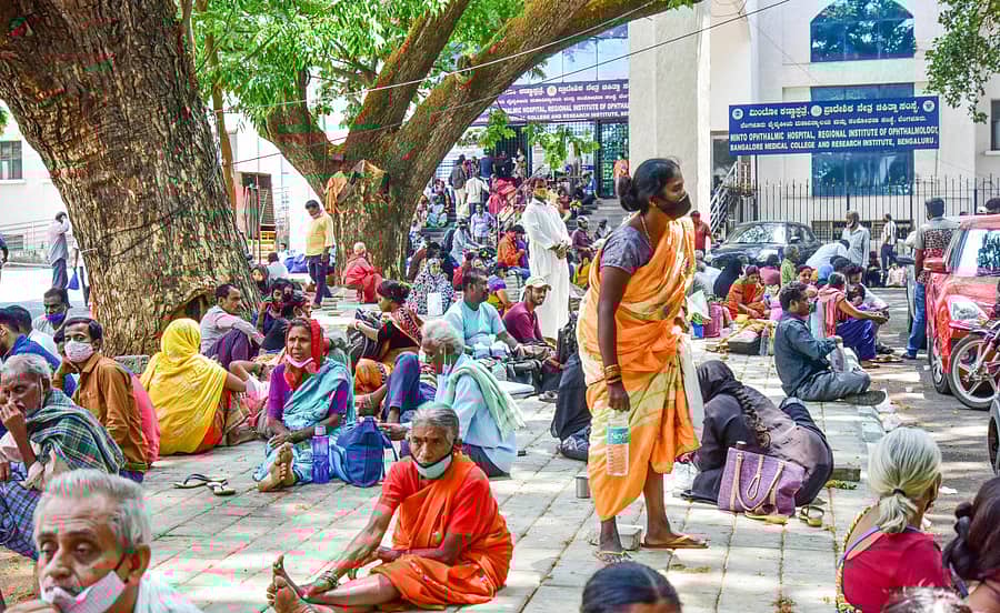 ವಿಕ್ಟೋರಿಯಾ ಆಸ್ಪತ್ರೆ ಸಂಕೀರ್ಣದಲ್ಲಿ ರೋಗಿಗಳ ಸಂಬಂಧಿಕರು ರಸ್ತೆಯ ಪಕ್ಕದಲ್ಲಿ ವಿಶ್ರಾಂತಿ ಪಡೆಯುತ್ತಿರುವುದು –ಪ್ರಜಾವಾಣಿ ಚಿತ್ರ/ಪ್ರಶಾಂತ್ ಎಚ್.ಜಿ.