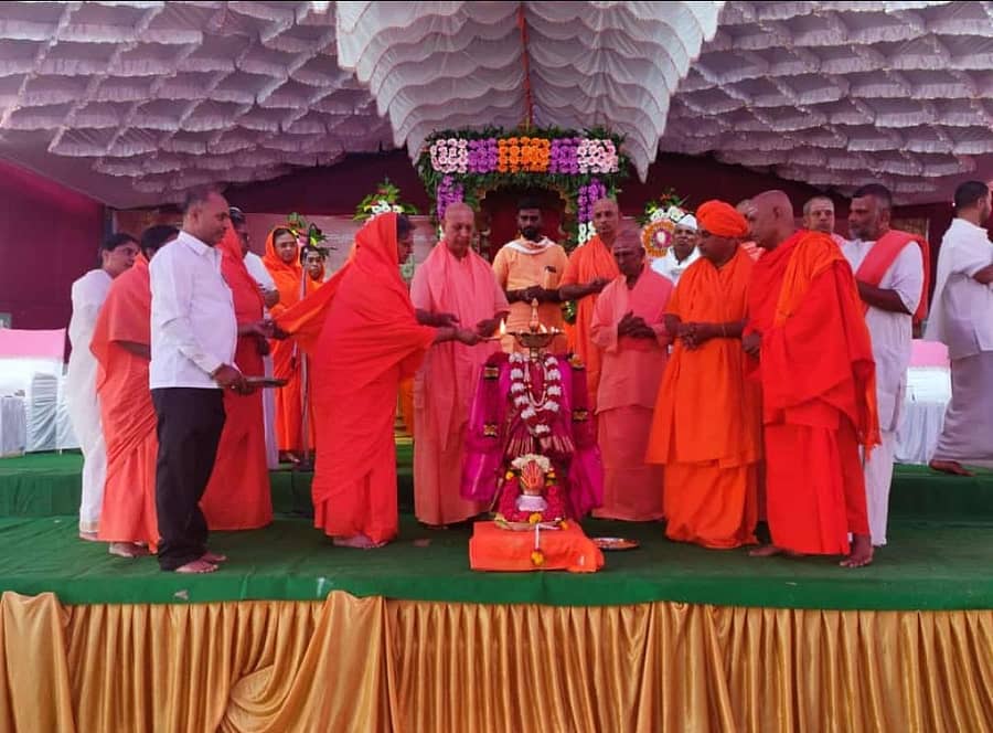 ಖಟಕಚಿಂಚೋಳಿ ಸಮೀಪದ ಚಳಕಾಪುರ ಗ್ರಾಮದ ಬ್ರಹ್ಮವಿದ್ಯಾಶ್ರಮದಲ್ಲಿ ಸಿದ್ಧಾರೂಢರ ಜಾತ್ರಾ ಮಹೋತ್ಸವವನ್ನು ಶಿವಕುಮಾರ ಸ್ವಾಮೀಜಿ ಉದ್ಘಾಟಿಸಿದರು