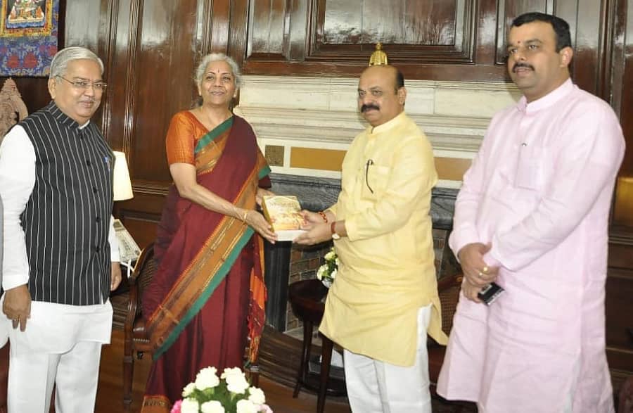 ಮುಖ್ಯಮಂತ್ರಿ ಬಸವರಾಜ ಬೊಮ್ಮಾಯಿ ಅವರು ನವದೆಹಲಿಯಲ್ಲಿ ಬುಧವಾರ ಕೇಂದ್ರದ ಹಣಕಾಸು ಸಚಿವೆ ನಿರ್ಮಲಾ ಸೀತಾರಾಮನ್ ಅವರನ್ನು ಭೇಟಿ ಮಾಡಿದರು. ಸಚಿವರಾದ ಗೋವಿಂದ ಕಾರಜೋಳ, ವಿ.ಸುನೀಲ್ಕುಮಾರ್ ಚಿತ್ರದಲ್ಲಿದ್ದಾರೆ