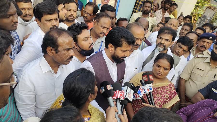 ಚಂದ್ರು ಕುಟುಂಬದವರಿಗೆ ಬಿಜೆಪಿ ರಾಷ್ಟ್ರೀಯ ಪ್ರಧಾನಕಾರ್ಯದರ್ಶಿ ಸಿ.ಟಿ.ರವಿ ಸಾಂತ್ವನ ಹೇಳಿದರು. ಈ ಸಂದರ್ಭದಲ್ಲಿ ವಿಧಾನಪರಿಷತ್ ಸದಸ್ಯ ಎನ್.ರವಿಕುಮಾರ್, ಸಂಸದ ಪಿ.ಸಿ.ಮೋಹನ್, ಛಲವಾದಿ ನಾರಾಯಣಸ್ವಾಮಿ ಇದ್ದರು.