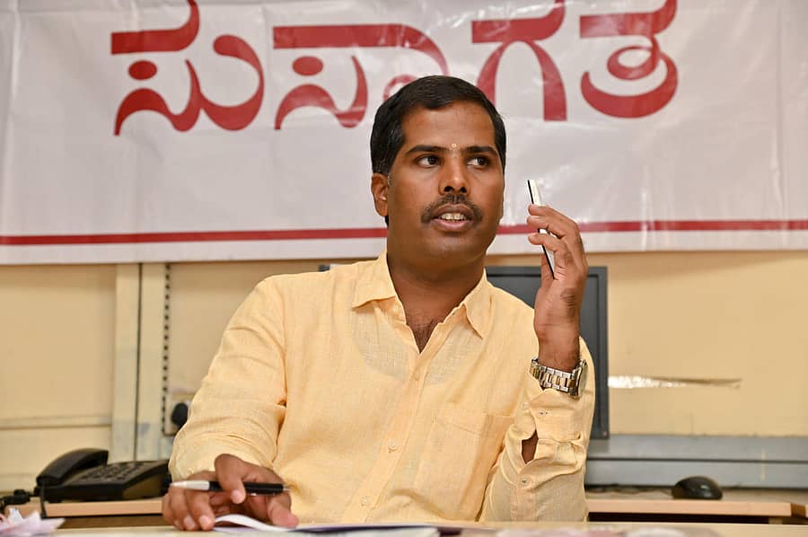 ಮಂಗಳೂರಿನ ‘ಪ್ರಜಾವಾಣಿ’ ಕಚೇರಿಯಲ್ಲಿ ಗುರುವಾರ ಆಯೋಜಿಸಿದ್ದ ಫೋನ್ ಇನ್ ಕಾರ್ಯಕ್ರಮದಲ್ಲಿ ದಕ್ಷಿಣ ಕನ್ನಡ ಜಿಲ್ಲಾ ಪಂಚಾಯಿತಿ ಸಿಇಒ ಡಾ ಕುಮಾರ್ ಓದುಗರ ಕರೆಗಳಿಗೆ ಉತ್ತರಿಸಿದರು –ಪ್ರಜಾವಾಣಿ ಚಿತ್ರ