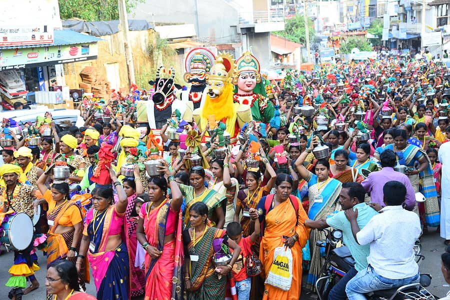 ಅಗಡಿ ಗ್ರಾಮದ ಅಕ್ಕಿಮಠದ ವತಿಯಿಂದ ಪರಿಸರ ಜಾತ್ರೆ ಅಂಗವಾಗಿ ವಿಶ್ವಶಾಂತಿಗಾಗಿ ಬಸವ ಜಲ ಕುಂಭೋತ್ಸವ ಮೆರವಣಿಗೆಯು ಹಾವೇರಿ ನಗರದ ಪ್ರಮುಖ ಬೀದಿಗಳಲ್ಲಿ ಗುರುವಾರ ಅದ್ಧೂರಿಯಾಗಿ ನಡೆಯಿತು –ಪ್ರಜಾವಾಣಿ ಚಿತ್ರ