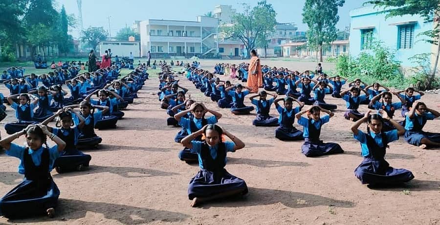 ಮೂಡಲಗಿ ಸರ್ಕಾರಿ ಕನ್ನಡ ಹೆಣ್ಣು ಮಕ್ಕಳ ಶಾಲೆಯ ವಿದ್ಯಾರ್ಥಿನಿಯರು ವ್ಯಾಯಾಮದಲ್ಲಿ ತೊಡಗಿರುವುದು