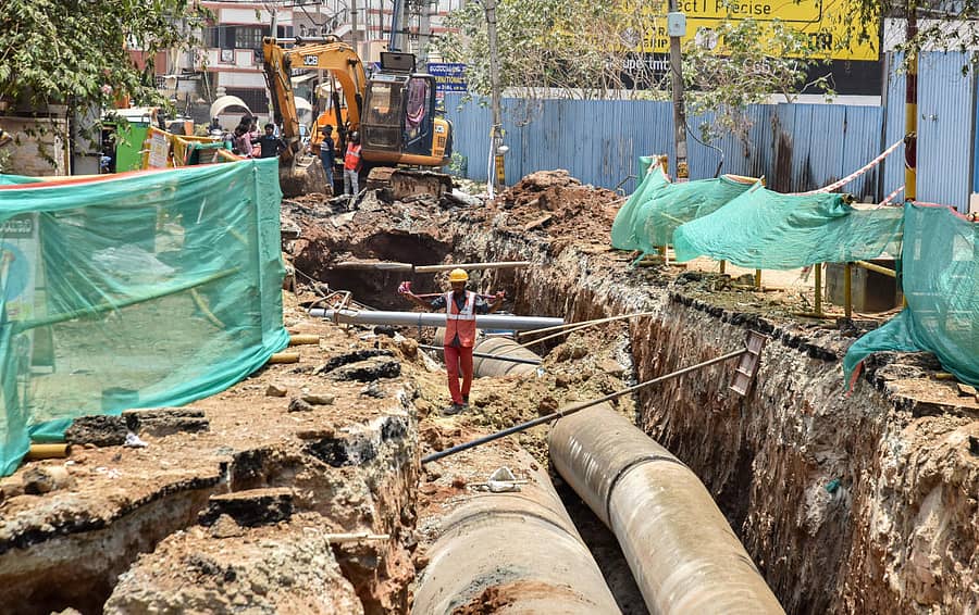 ತುಂಗಾನಗರದ ಮುಖ್ಯರಸ್ತೆಯಲ್ಲಿ ಕೊಳವೆ ಅಳವಡಿಕೆ   – ಪ್ರಜಾವಾಣಿ ಚಿತ್ರಗಳು/ಅನೂಪ್ ರಾಘ ಟಿ.