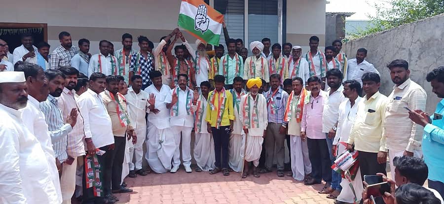 ಸುರಪುರದಲ್ಲಿ ಯಡಹಳ್ಳಿ ಗ್ರಾಮದ ಕೆಲವು ಬಿಜೆಪಿ ಮುಖಂಡರು ಮಾಜಿ ಶಾಸಕ ರಾಜಾ ವೆಂಕಟಪ್ಪನಾಯಕ ಸಮ್ಮುಖದಲ್ಲಿ ಕಾಂಗ್ರೆಸ್‌ಗೆ ಸೇರ್ಪಡೆಯಾದರು