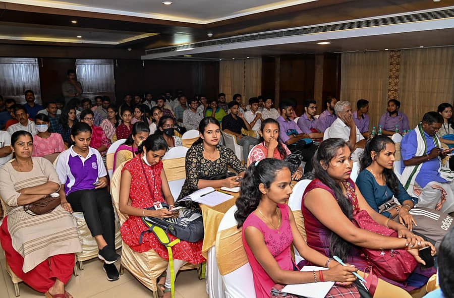 ಮಂಗಳೂರಿನಲ್ಲಿ ಶುಕ್ರವಾರ ಆಯೋಜಿಸಿದ್ದ ಮಂಗಳೂರು ಲಿಟ್ ಫೆಸ್ಟ್ನ ನಾಲ್ಕನೇ ಆವೃತ್ತಿಯಲ್ಲಿ ಭಾಗವಹಿಸಿದ ಜನರು –ಪ್ರಜಾವಾಣಿ ಚಿತ್ರ