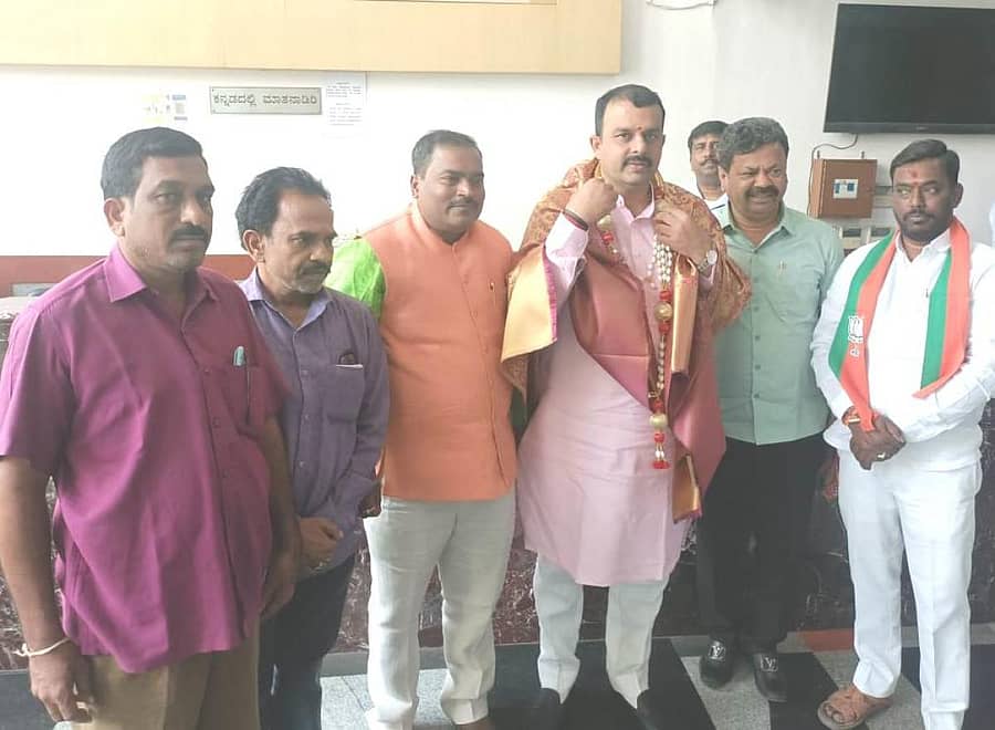 ಜಗದ್ಗುರು ರೇಣುಕಾಚಾರ್ಯ ಜಯಂತಿಯನ್ನು ಸರ್ಕಾರದ ವತಿಯಿಂದಲೇ ಆಚರಿಸಲು ಆದೇಶ ಹೊರಡಿಸಿದ ಪ್ರಯುಕ್ತ ವಿವಿಧ ರಾಜ್ಯಗಳ ವೀರಶೈವ ಲಿಂಗಾಯತ ಪ್ರತಿನಿಧಿಗಳಿಂದ ಬೆಂಗಳೂರಿನಲ್ಲಿ ಕನ್ನಡ ಮತ್ತು ಸಂಸ್ಕೃತಿ ಇಲಾಖೆ ಸಚಿವ ವಿ.ಸುನೀಲಕುಮಾರ್ ಅವರನ್ನು ಸನ್ಮಾನಿಸಲಾಯಿತು