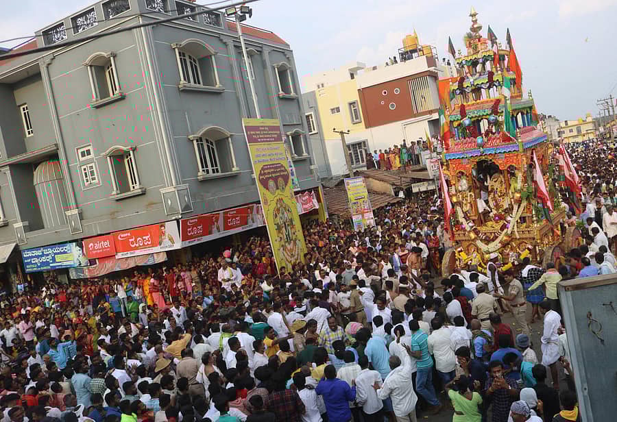 ಕಿಕ್ಕೇರಿಯ ಕಿಕ್ಕೇರಮ್ಮನ ರಥೋತ್ಸವಕ್ಕೆ ಕಿಕ್ಕಿರಿದು ಸೇರಿದ್ದ ಜನಸಾಗರ