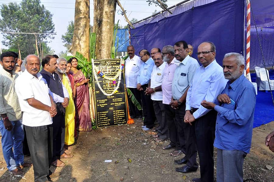ಹಾಸನದ ಎಂ.ಕೃಷ್ಣ ಅಂಧ ಮಕ್ಕಳ ಶಾಲೆ ಹಿಂಭಾಗ ಟ್ರಾಮಾ ಸೆಂಟರ್ ಕಟ್ಟಡ ಕಾಮಗಾರಿಗೆ ಪರಮೇಶ್ವರಪ್ಪ ಭೂಮಿಪೂಜೆ ನೆರವೇರಿಸಿದರು. ಡಾ.ಬಿ.ಸಿ.ರವಿಕುಮಾರ್, ಬಿ.ವಿ.ಕರೀಗೌಡ ಇದ್ದಾರೆ