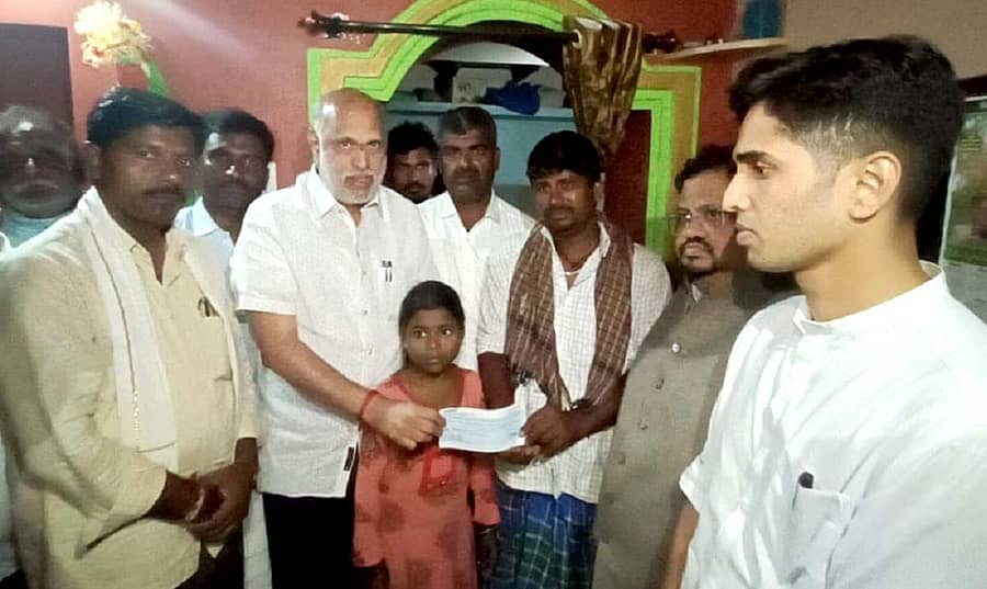 ಶಿಗ್ಗಾವಿ ತಾಲ್ಲೂಕಿನ ಚಂದಾಪುರ ಗ್ರಾಮದಲ್ಲಿ ಸಿಡಿಲು ಬಡಿದು ಮೃತಪಟ್ಟ ಬಾಲಕ ಮಹಾಂತೇಶ ಜಟ್ಟಪ್ಪನವರ ಪಾಲಕರಿಗೆ ಜಿಲ್ಲಾ ಉಸ್ತುವಾರಿ ಸಚಿವ ಶಿವರಾಮ ಹೆಬ್ಬಾರ ಅವರು ₹5 ಲಕ್ಷ ಪರಿಹಾರ ಧನ ವಿತರಿಸಿದರು